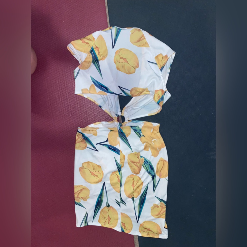 super cute cutout dress summery yellow floral print - Picture 3 of 8